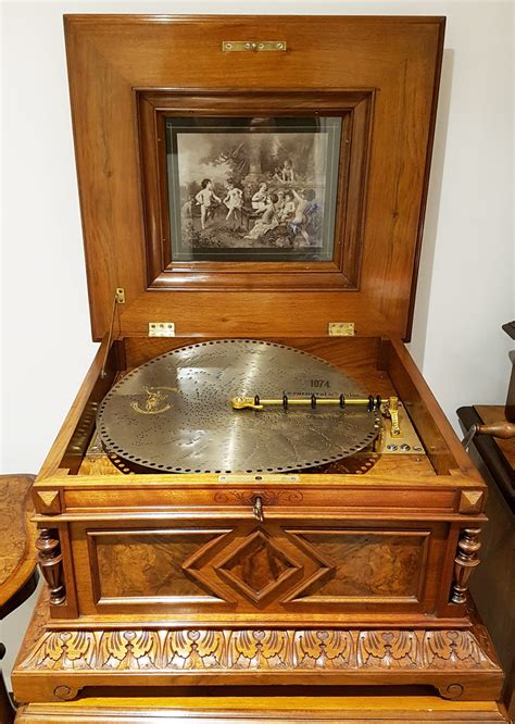 music box that plays discs